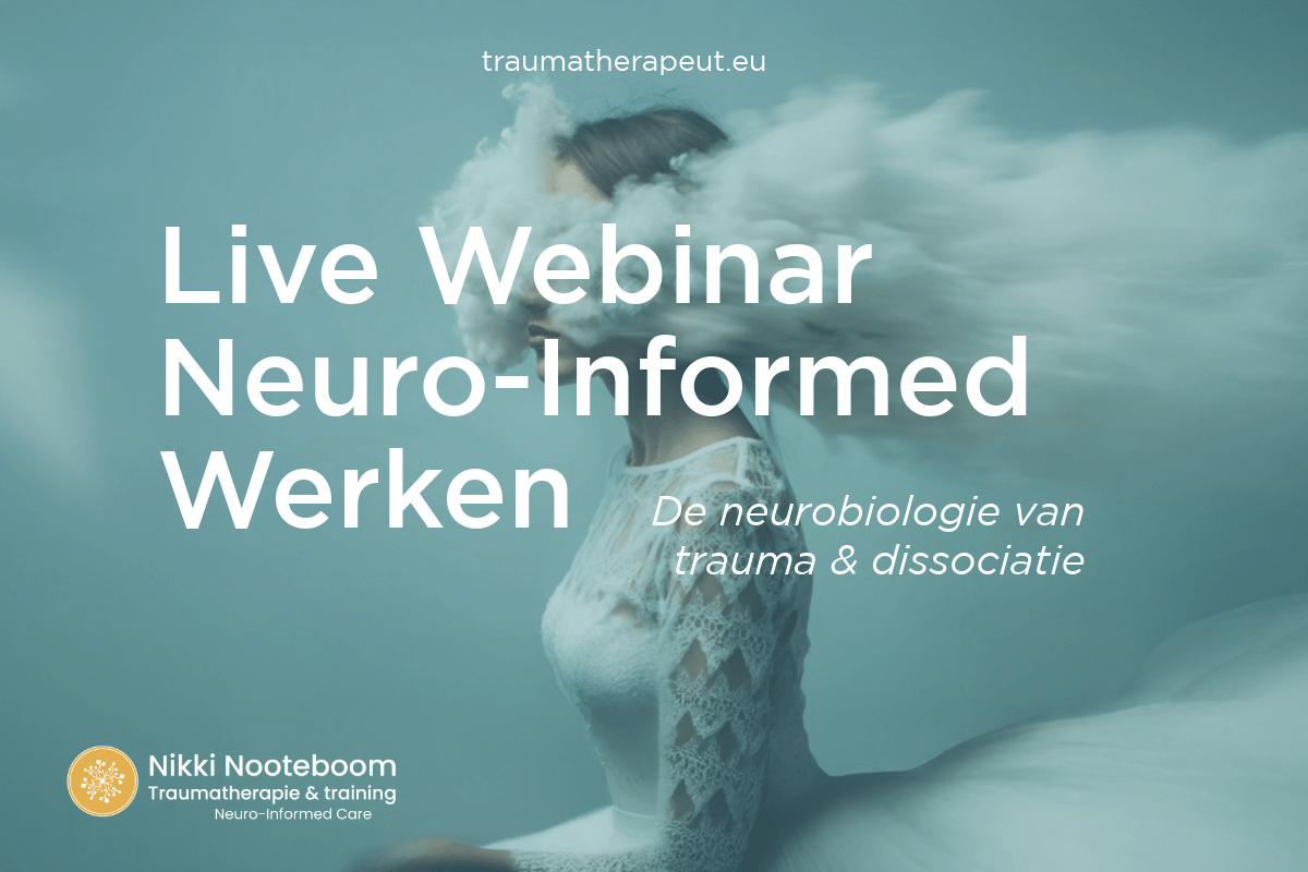 Creatief beeld van vrouw in wolken als metafoor voor dissociatie