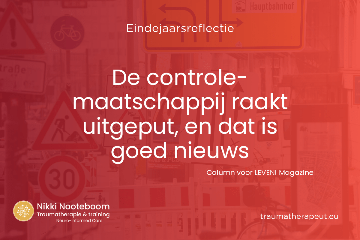 Rood plaatje met op de achtergrond verkeersborden als metafoor voor controle