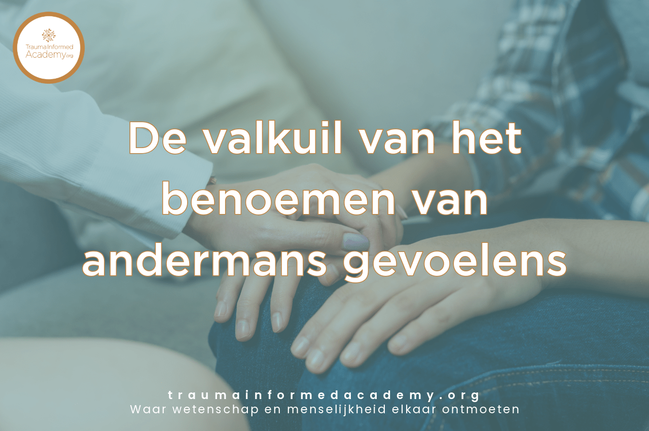 foto van handen alsof iemand bij een therapeut is en wordt gesteund. Bij de tekst De valkuil van het benoemen van andermans gevoelens
