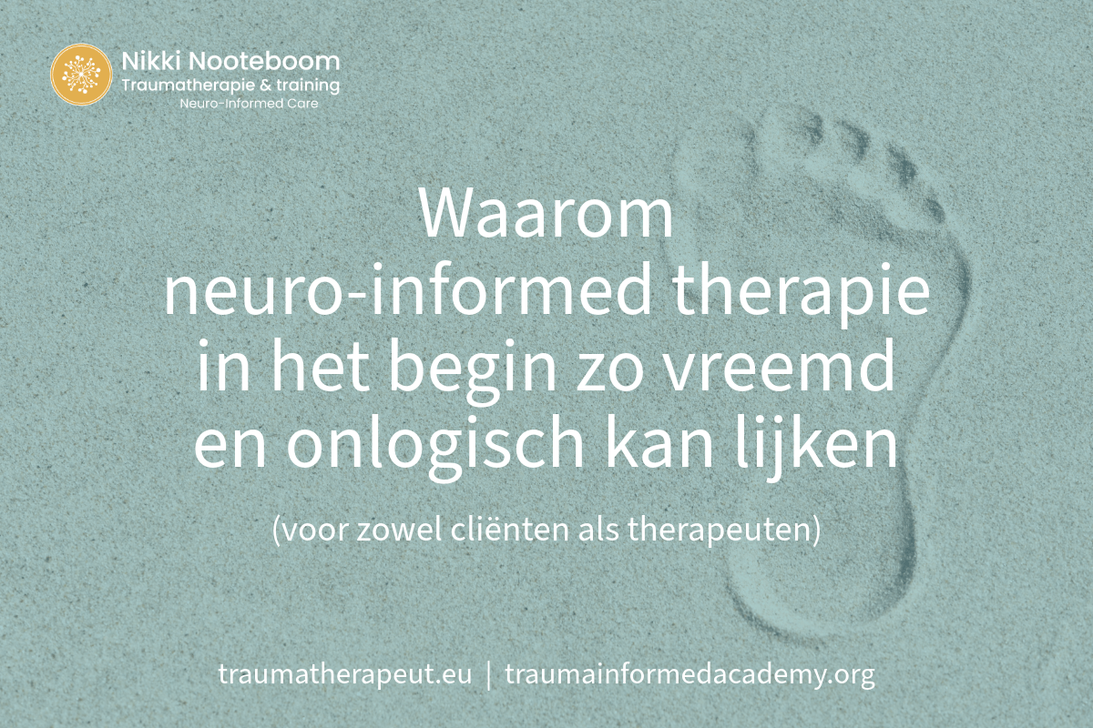 Foto van voetafdruk in zand als metafoor voor gronden in therapie