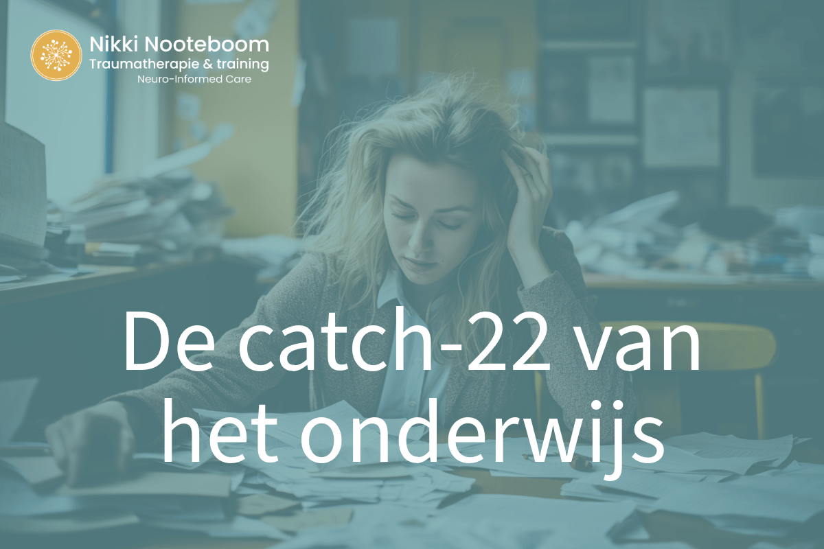 leerkracht achter een bureau met heel veel werk en chaos op de achtergond als metafoor voor de druk op leerkrachten