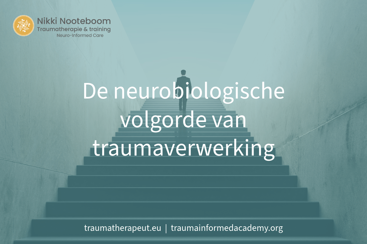 Man loopt de trap op als metafoor voor logische volgorde van traumaverwerking