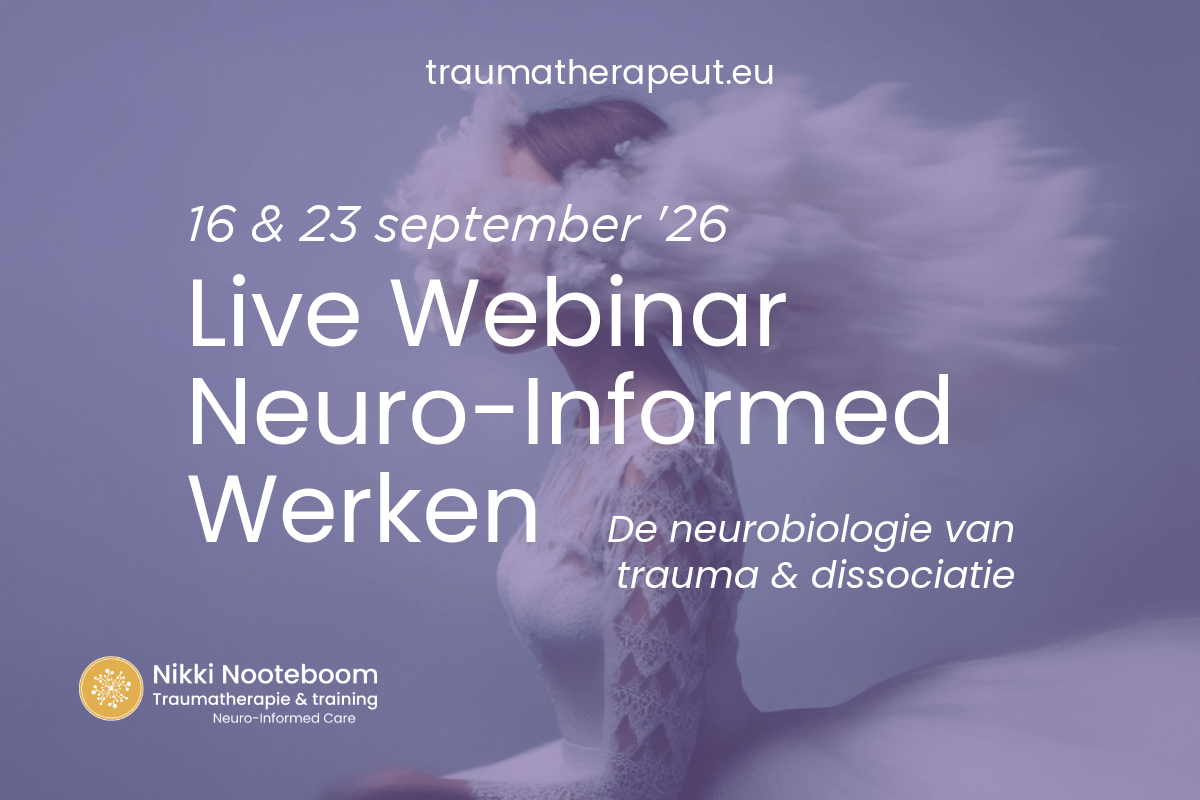 vrouw met hoofd in wolken als beeld voor dissociatie